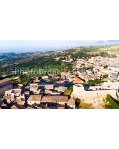 Castello di Montalbano in Sicilia visto dal Drone in Photo Stock